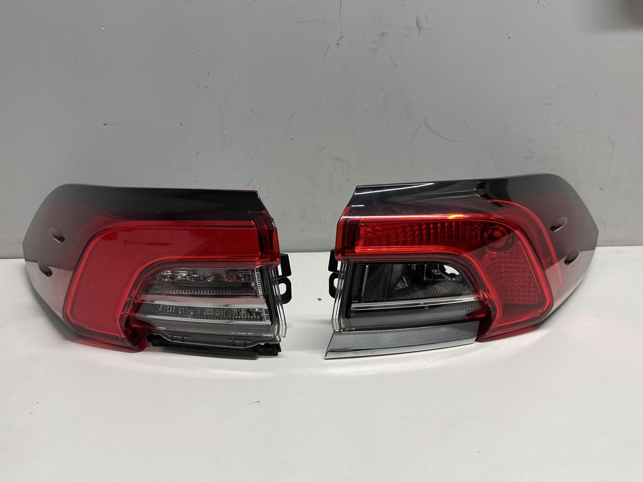 TOYOTA COROLLA E21 sedan lampa tylna tyl prawa lewa ORG