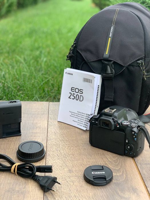 Canon 250D з поворотним екраном