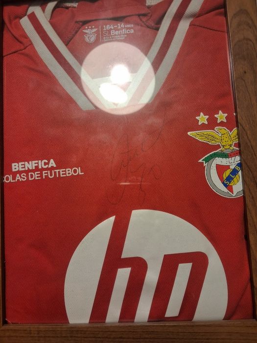 Camisola do benfica assinada pelo Otamendi