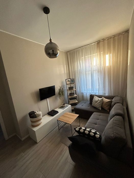 BESTÅ Ława TV z drzwiami, biały połysk 180x42x38 cm
