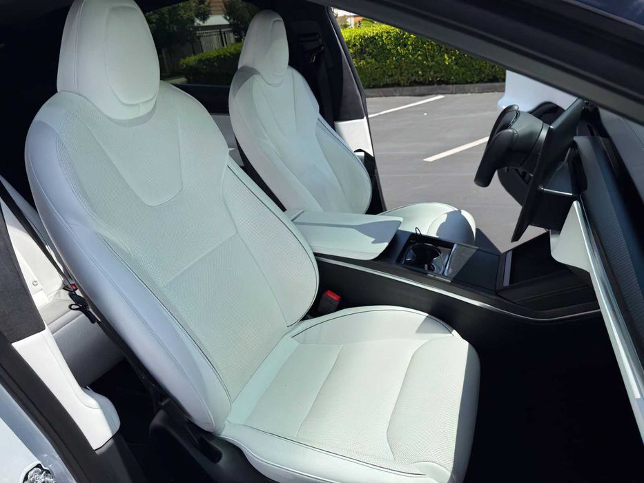 Tesla Model X Plaid      2022