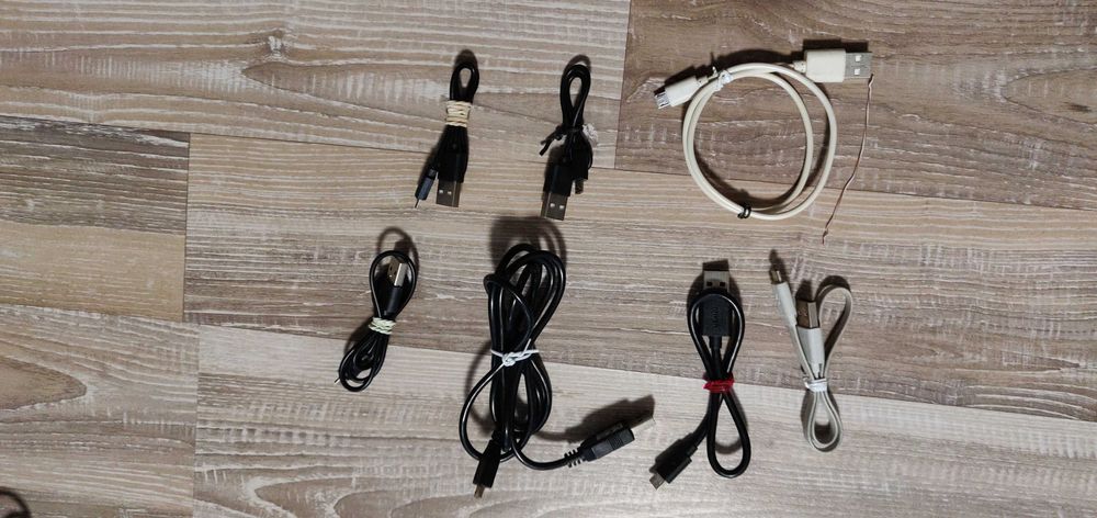 Conjunto de cabos e adaptadores variados (USB, multimédia, energia)