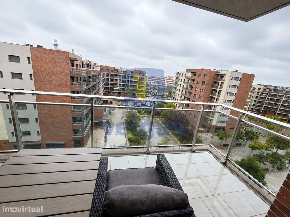 Apartamento T3, totalmente mobilado na prestigiada Urbanização Malvaro