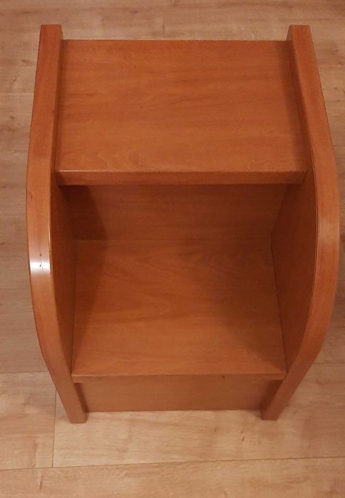 CAMA DUPLA prática e linda, com escadinha de apoio seguro.