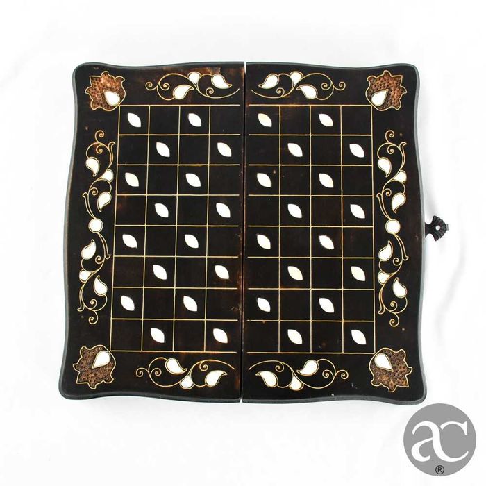 Caixa de jogo, em madeira exótica com embutidos de madrepérola