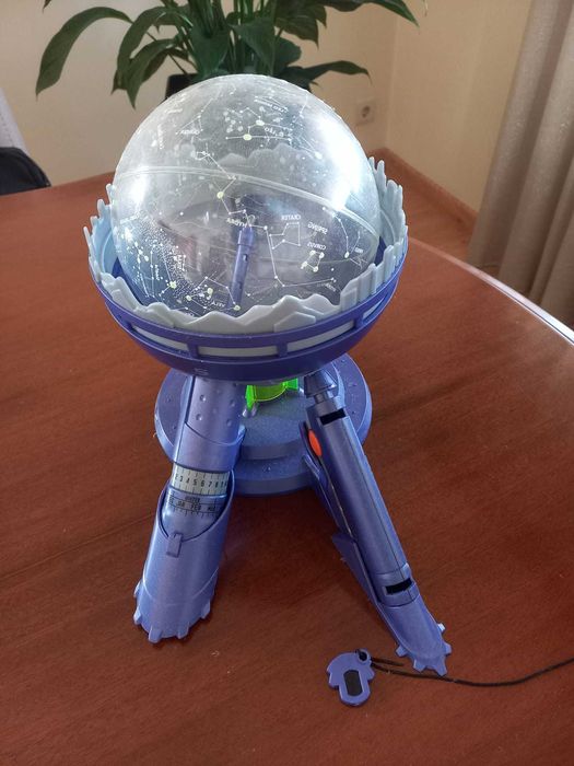 Brinquedo de planetário - projetor de estrelas e constelações