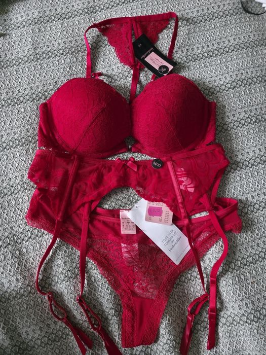 Комплект нижня білизна червона М. Hunkemöller. 80 B. Низ М. Пояс М.