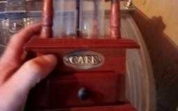 Młynek ręczny do kawy