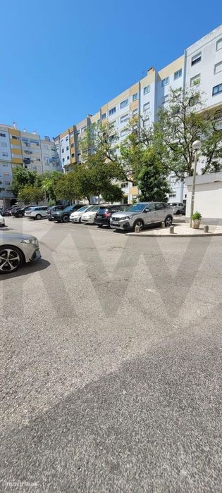 Box arrenda -se perto do shopping de Massamá