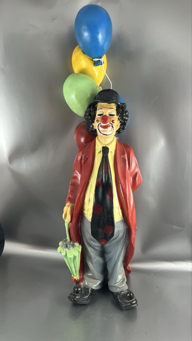 Duzy klaun z balonami