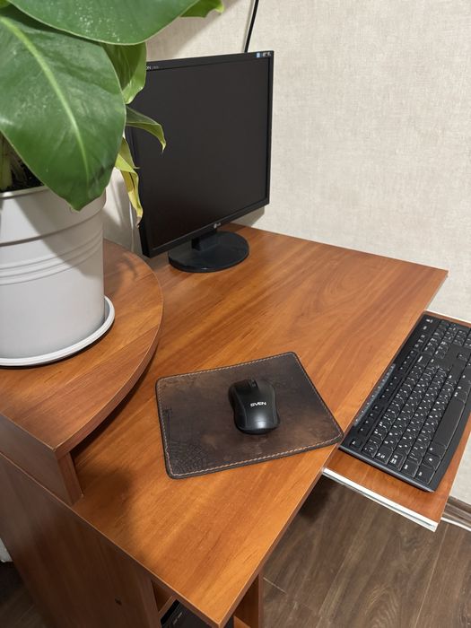 Компʼютер , компʼютерний стіл , Компьютер, компьютерный стол