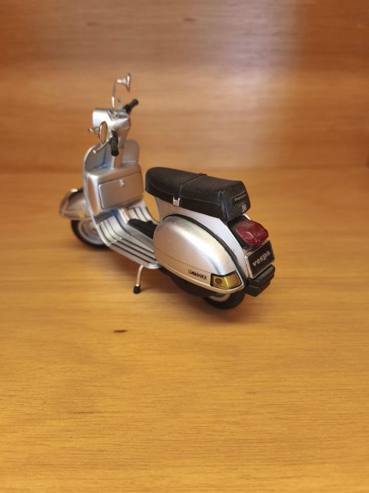 Vespa miniatura P200e