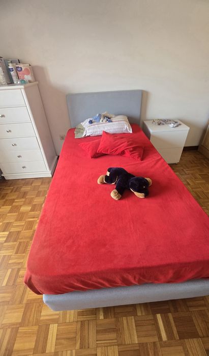 Cama estofada de  solteiro com colchão