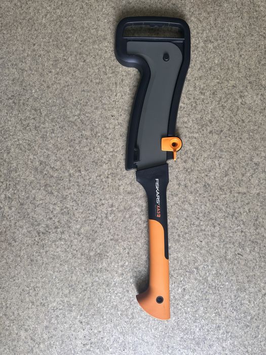 Сікач Fiskars XA3