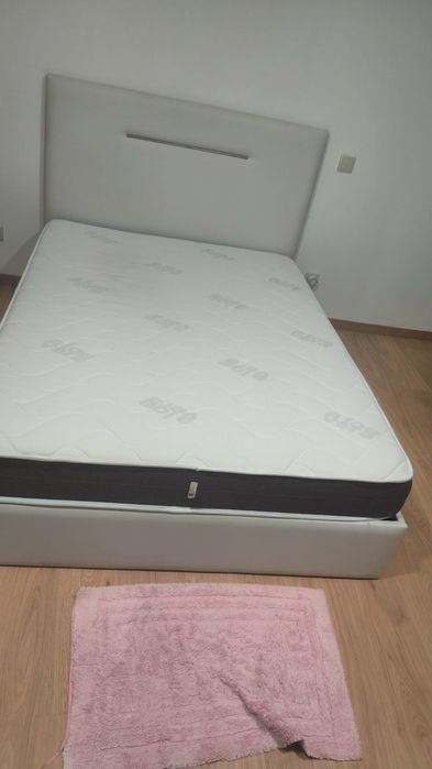 Cama com colchão e estrado