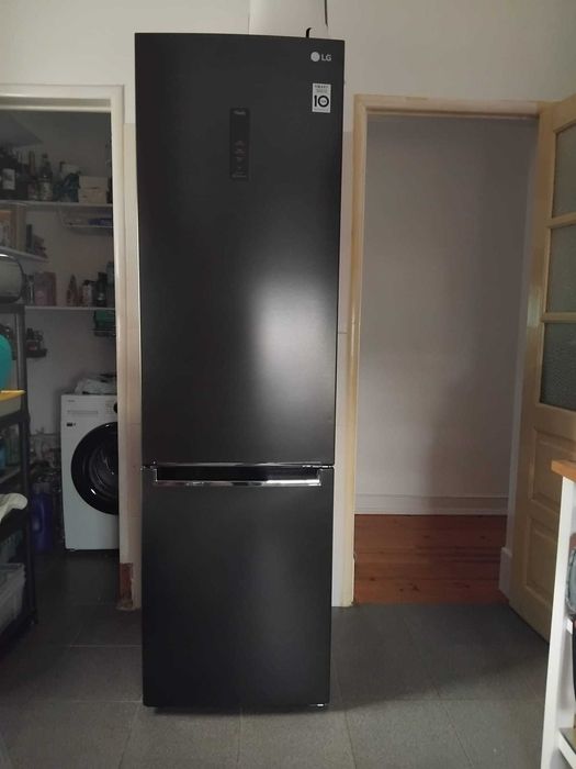 Frigorífico Combinado LG GBB72MCDGN (No Frost - 203 cm - 384 L - Preto)