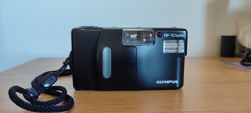 Máquina Fotográfica Analógica Point and Shoot Olympus AF-10 Super