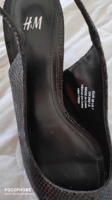 Sapatos pretos de salto marca H&M