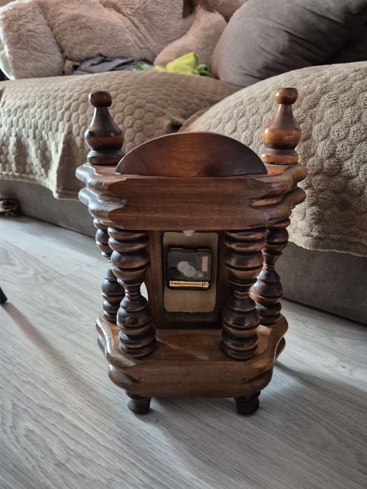 Drewniany zegar kominkowy / stołowy – styl retro, kwarc, sprawny