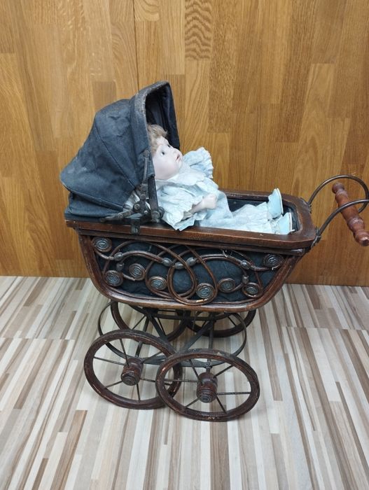 Stara lalka w wózku, zabytkowy wózek retro, dekoracja