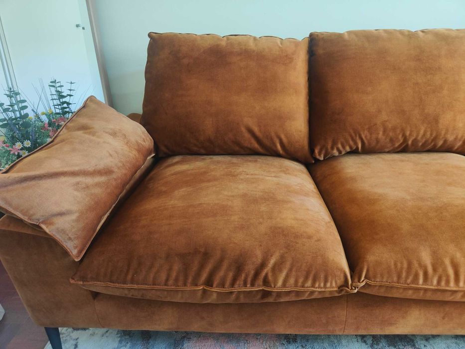 Sofá de veludo castanho caramelo
