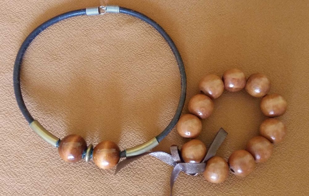 Naszyjnik z rzemienia z dwoma koralami. Zestaw z bransoletką.