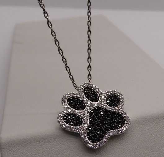 Srebrna zawieszka łapka czarno białe cyrkonie