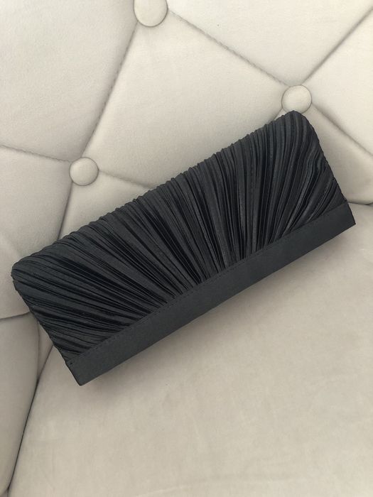 Elegancka czarna kopertówka