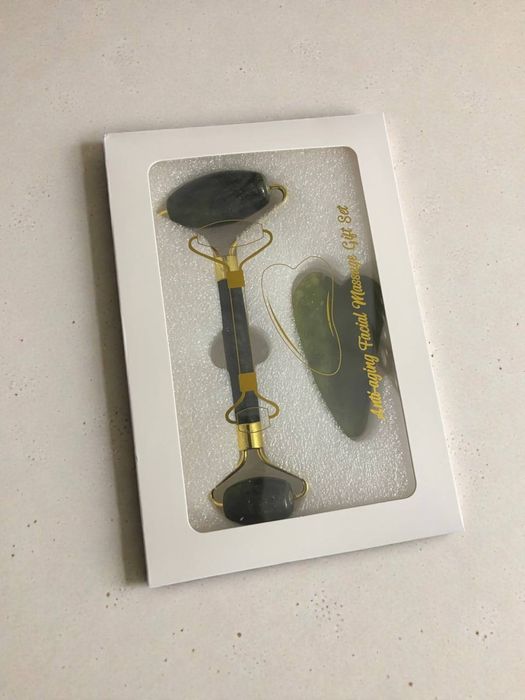 Нефритовий ролик для масажу обличчя та шиї