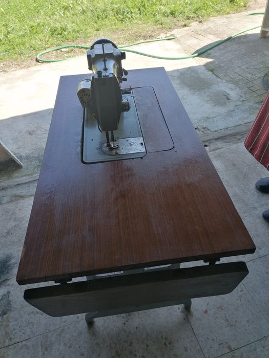 Máquina costura antiga avariada Oliva