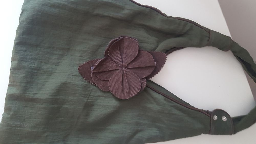 Mala em tecido e flor de bombazine