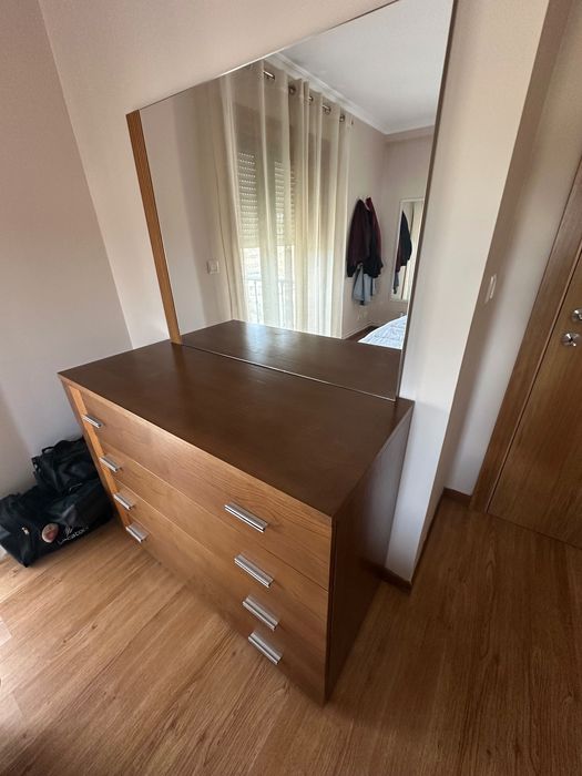 Móvel cómoda com espelho