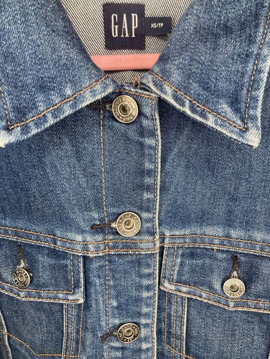 Джинсовая куртка Gap XS - короткая, тёмно-синяя