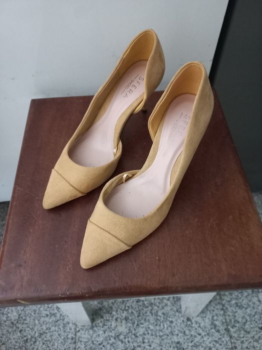 Sapatos novos em camurça amarela