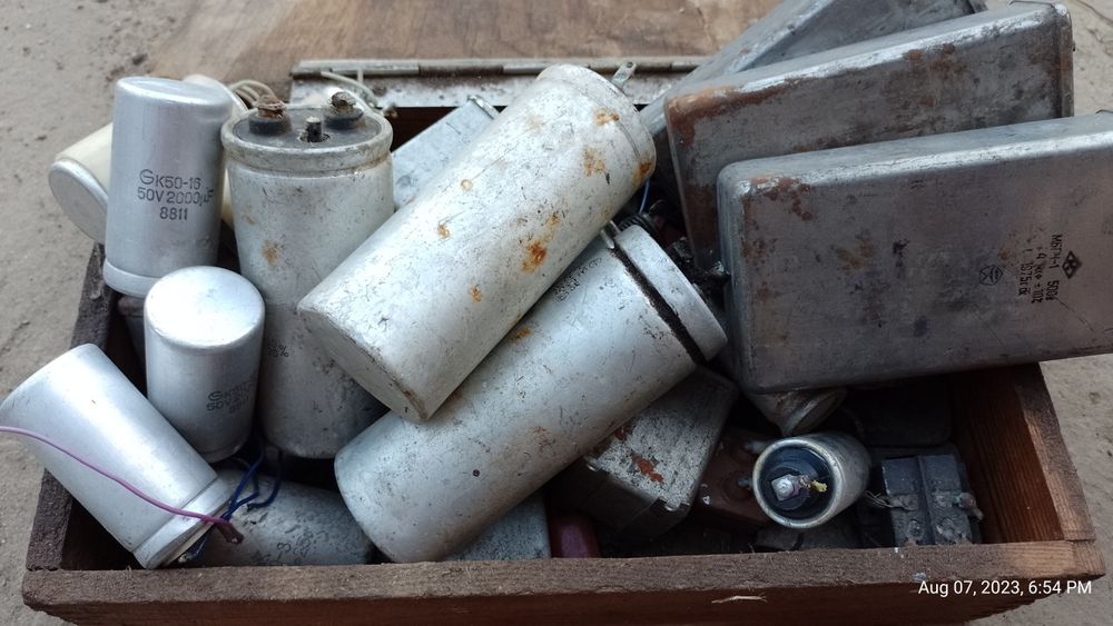 Конденсатори різні