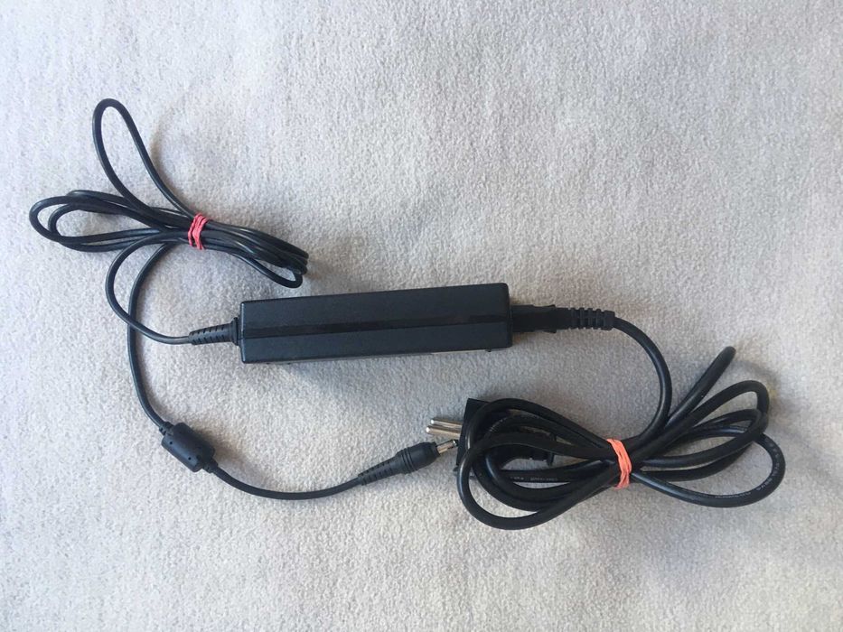 Zasilacz ładowarka TOSHIBA N17908 V85 Oryginał zadbany