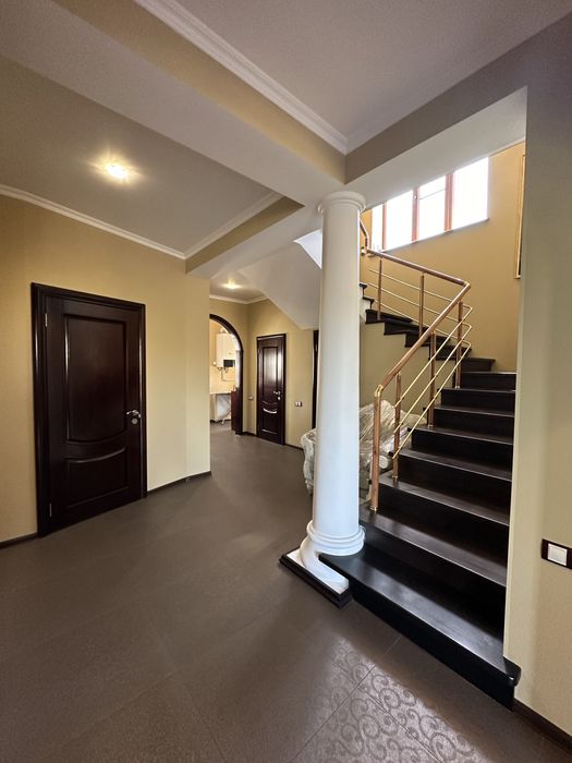 Продаж заміського будинку