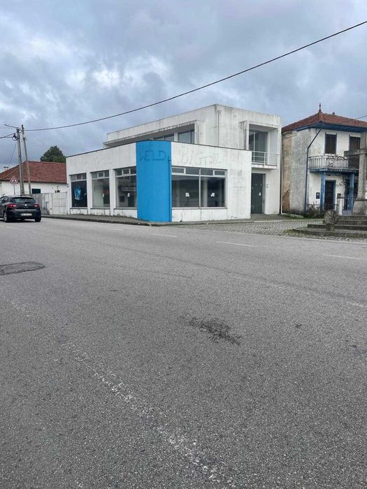 Arrenda-se Loja com Excelente Localização – Espargo, Sta Mª da Feira