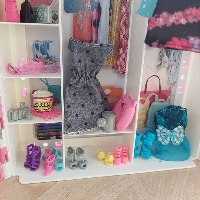 Szafa Barbie z akcesoriami