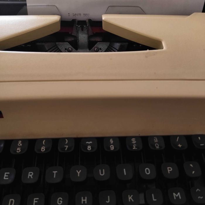 Máquina de escrever All com mala como NOVA