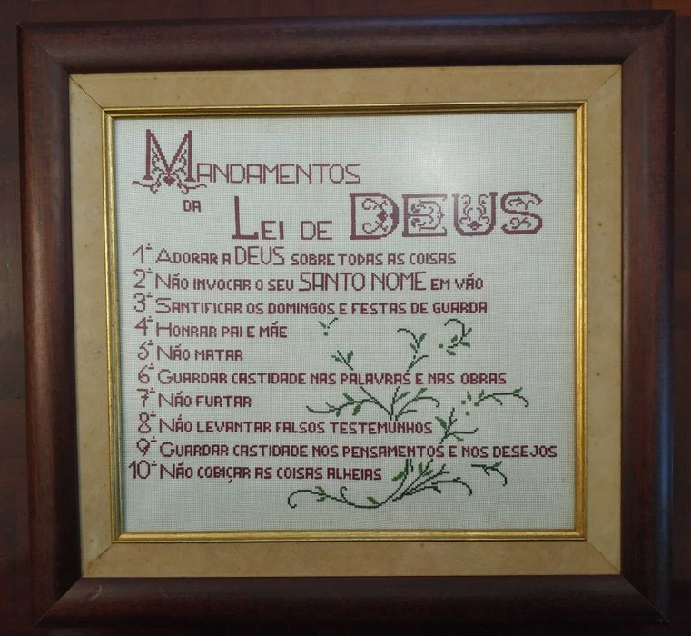 Frame Featuring the Ten Commandments - Portuguese Cross-Stitch Craft