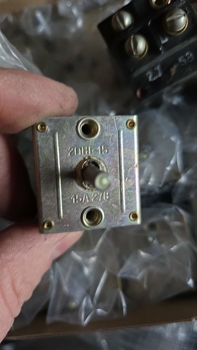 Тумблера ппг-15к-2с, 2внг-15,2ВГ15-2С
ВГ-15К-2С -28шт

2В