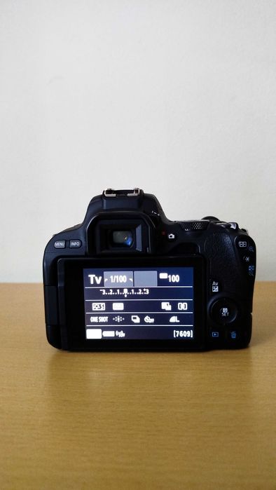 Canon 200d + 18-135 USM + extras