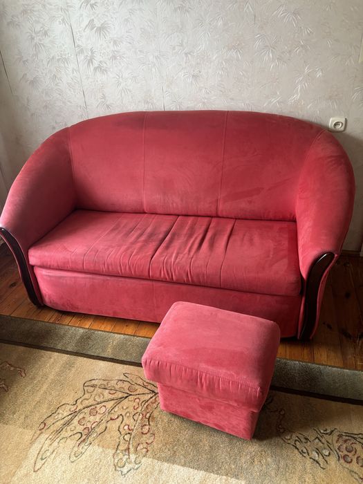 Sofa z fotelami i pufa