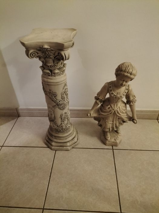 Conjunto de coluna e boneca em louça.