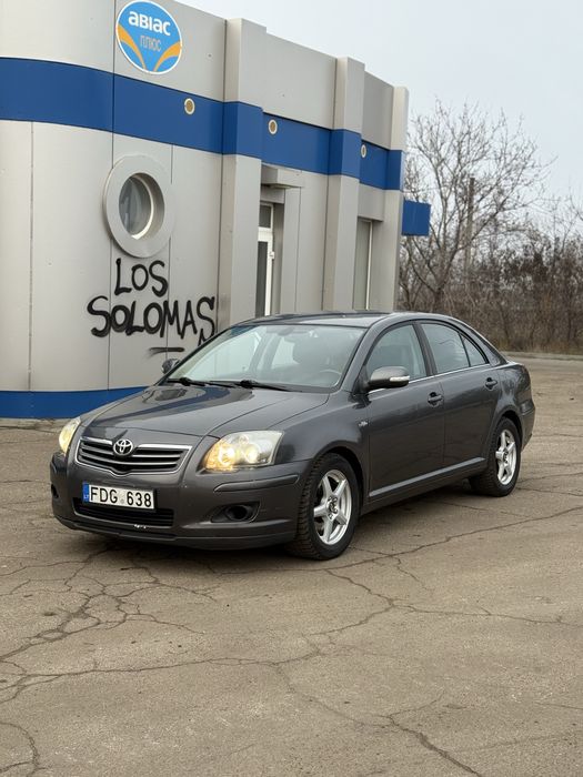 Toyota Avensis рестайлінг з економічним дизельним двигуном та механічною коробкою передач. Надійний та витривалий автомобіль, який відомий своєю довговічністю та простотою в обслуговуванні. Машина впевнено тримає дорогу, працює тихо і рівно, без сторонніх звуків.

Двигун заводиться легко, працює стабільно, не димить. Механічна коробка передач перемикається плавно, зчеплення в хорошому стані. Підвіска комфортна, без стуків та люфтів. Автомобіль економічний у місті та на трасі, підходить для щоденного використання.

Салон доглянутий, зручний, хороша оглядовість. Клімат, електрика та всі системи працюють коректно. Авто не потребує додаткових вкладень і повністю готове до експлуатації.
Зимня шипована гума,запаска.

Можливий обмін або адекватний торг
