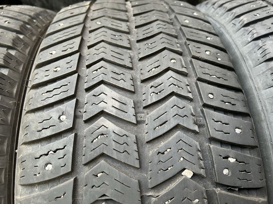 Резина комплект шиповані 205/55 R 16 ЗНИЖКА Vredestein зимові 5-7 mm