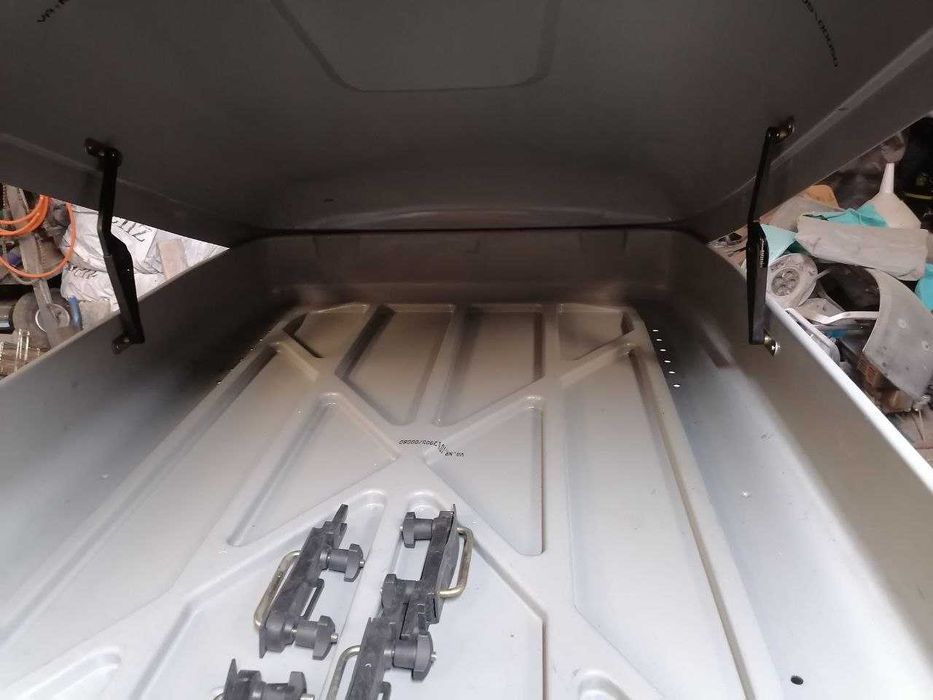 Caixa de tejadilho Thule Jetbag com grande capacidade de 300 litros.