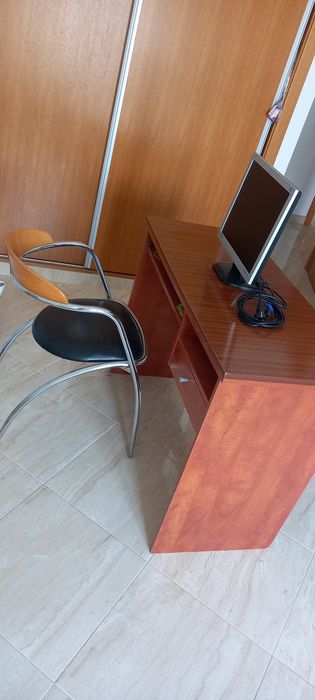 Mesa de computador com cadeira