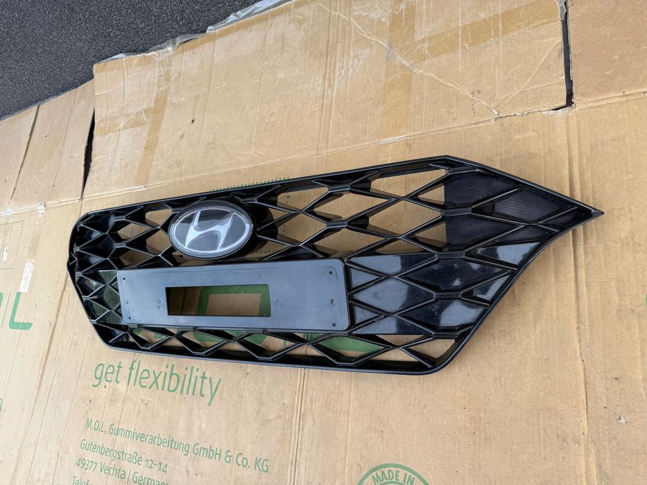 hyundai i20 iii 2019- grill polysk szklany znaczek pod radar ladny